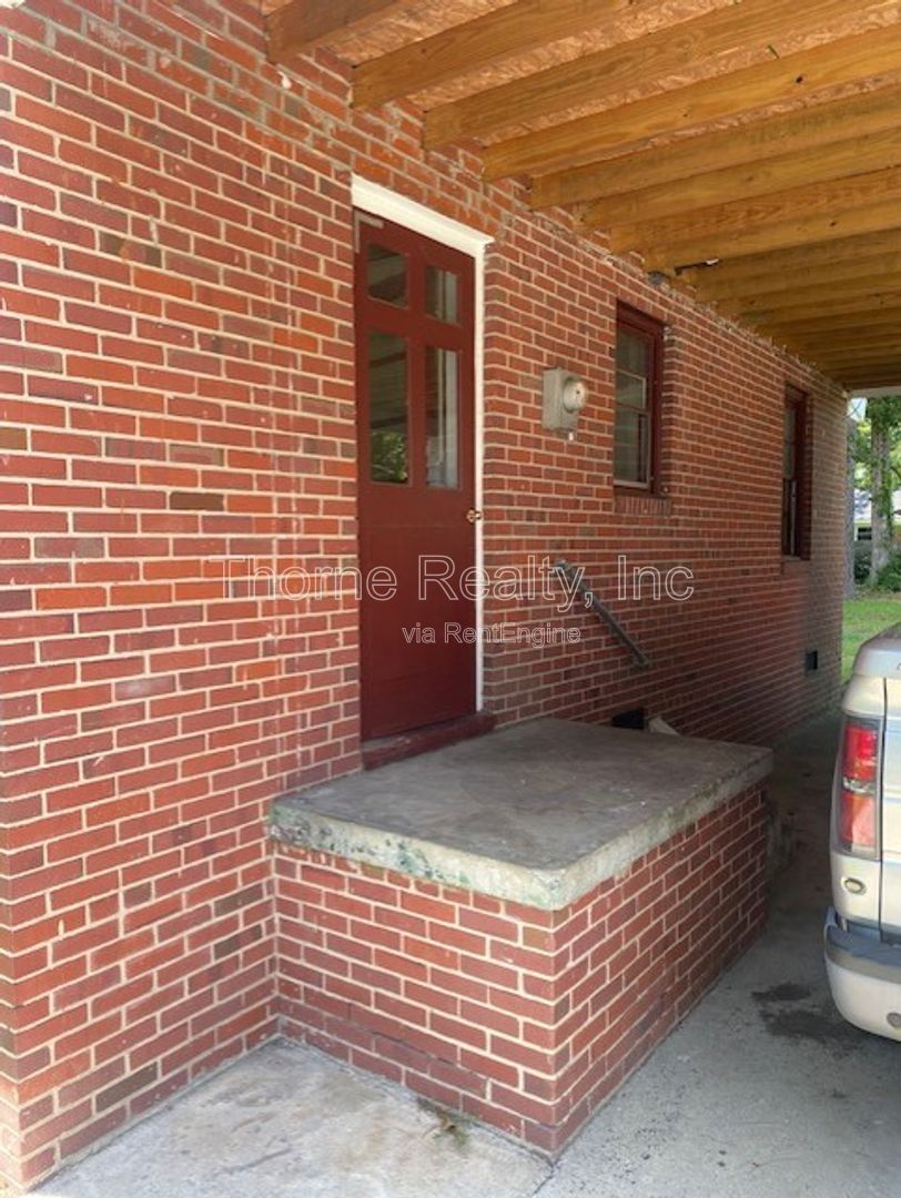 **MOVE IN RENT SPECIAL $200.00 OFF FIRST MONTH'S RENT!!** property image