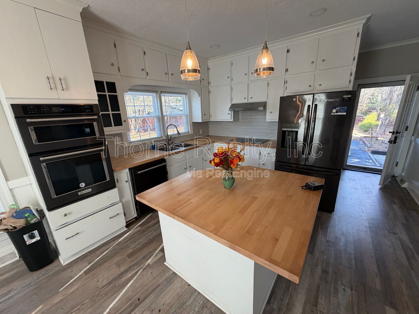 5 Bedrooms Brick House with Large Yard and Huge Rooms property image