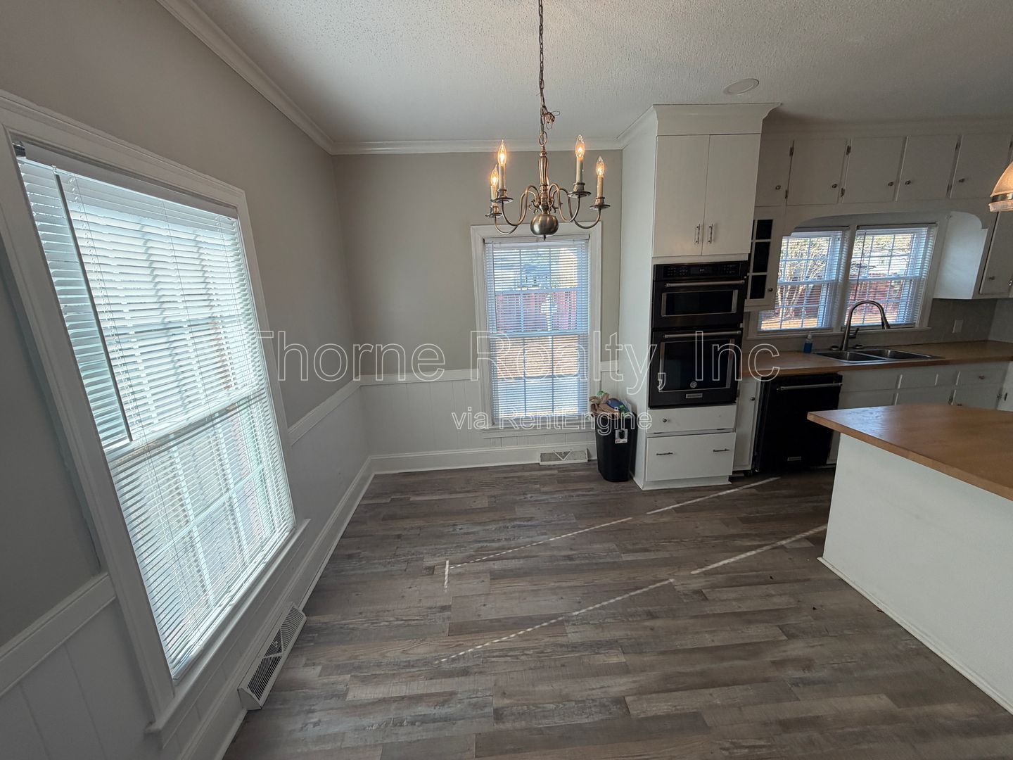 5 Bedrooms Brick House with Large Yard and Huge Rooms property image