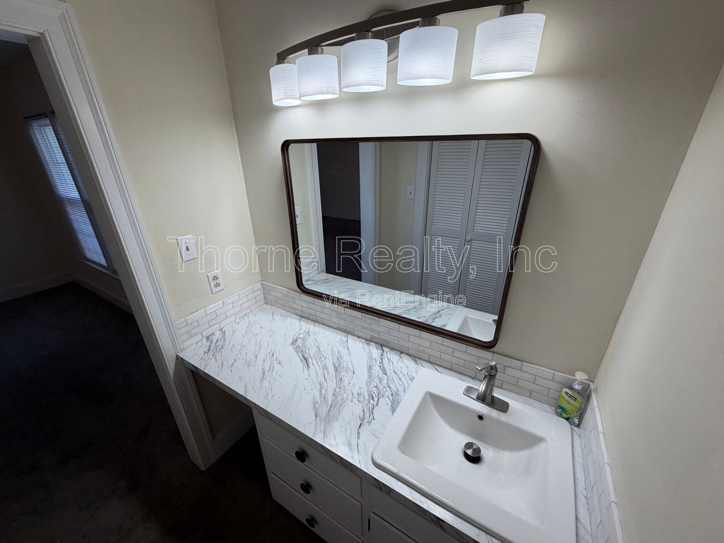 5 Bedrooms Brick House with Large Yard and Huge Rooms property image