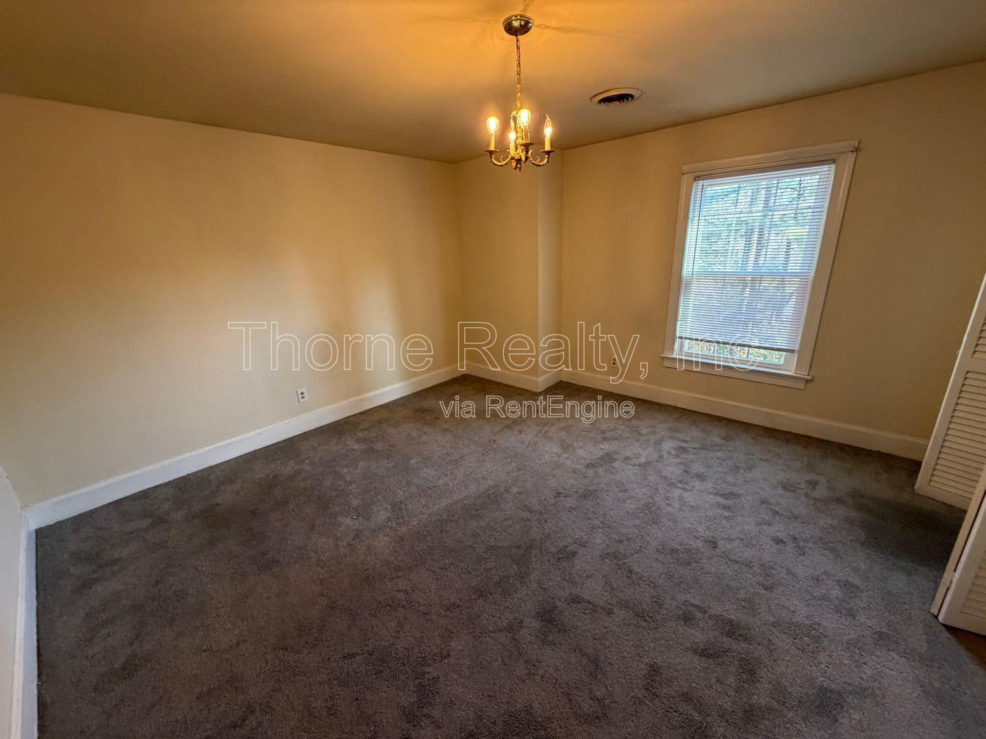 5 Bedrooms Brick House with Large Yard and Huge Rooms property image