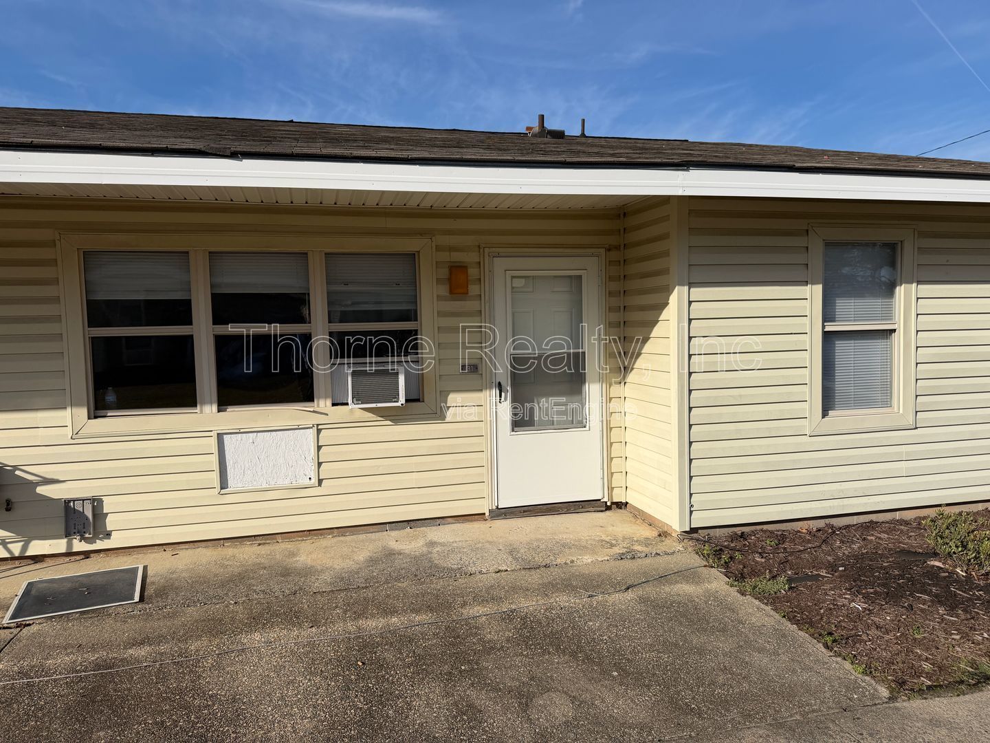 Water, sewer, trash & lawn maintenance INCLUDED property image