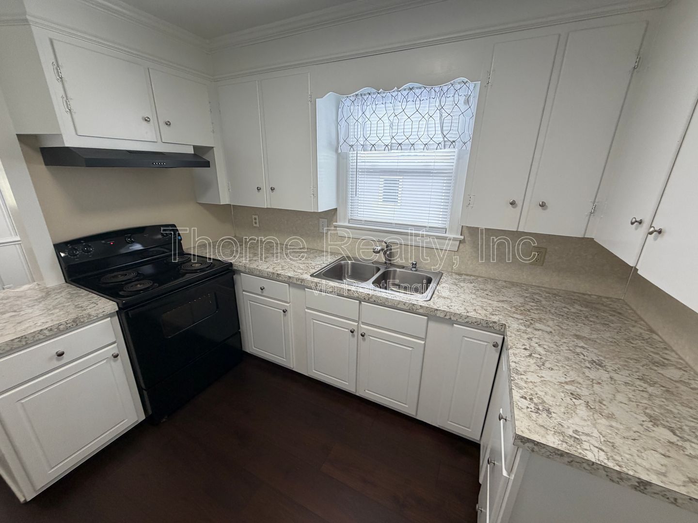 3 Bedroom Brick House with Hardwood Floors property image