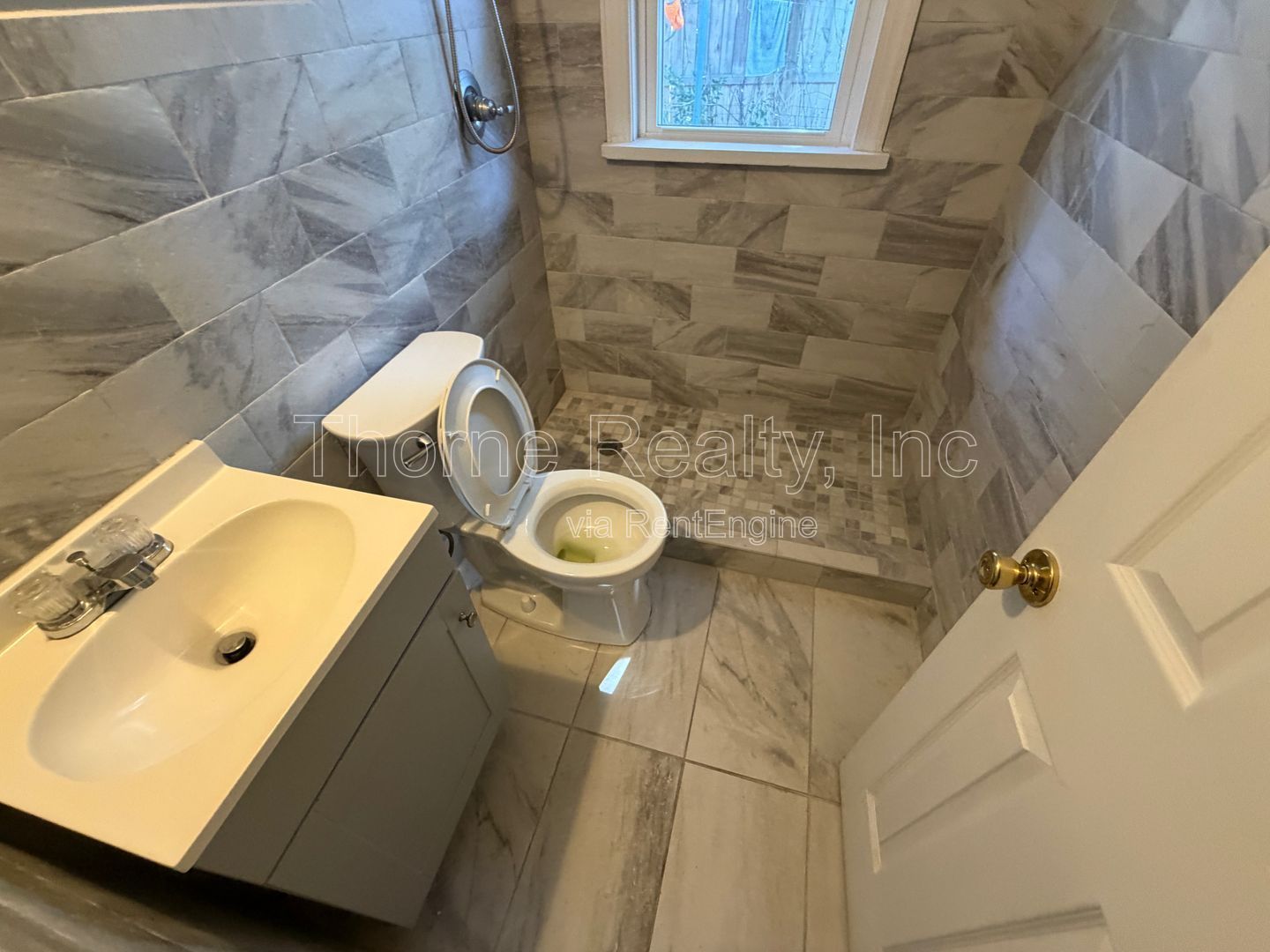 2 Bedroom Triplex - Remodeled Bathroom and Stainless Steel Appliances property image