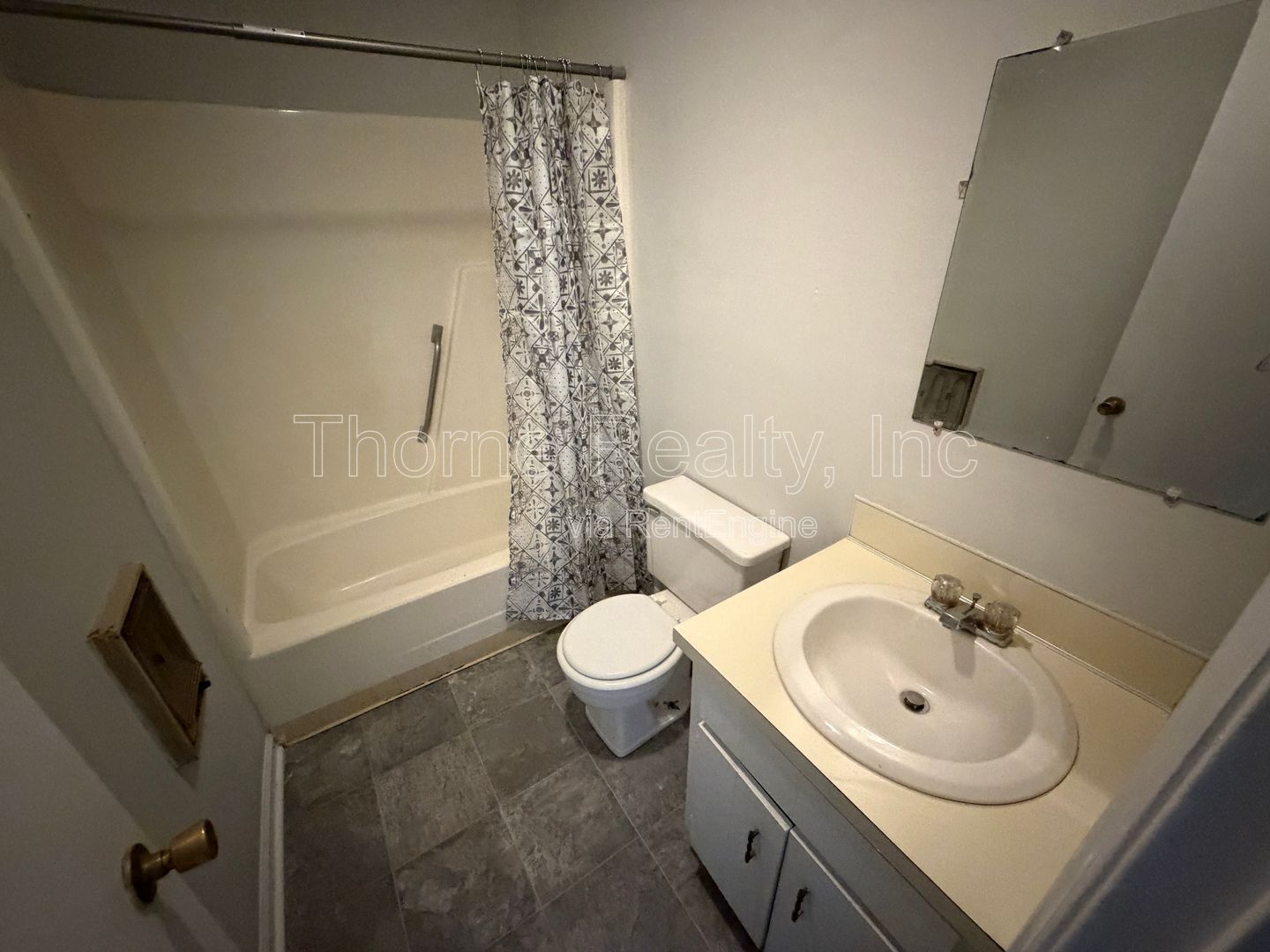 2 Bedroom Apartment - Corner Unit - New Carpet property image