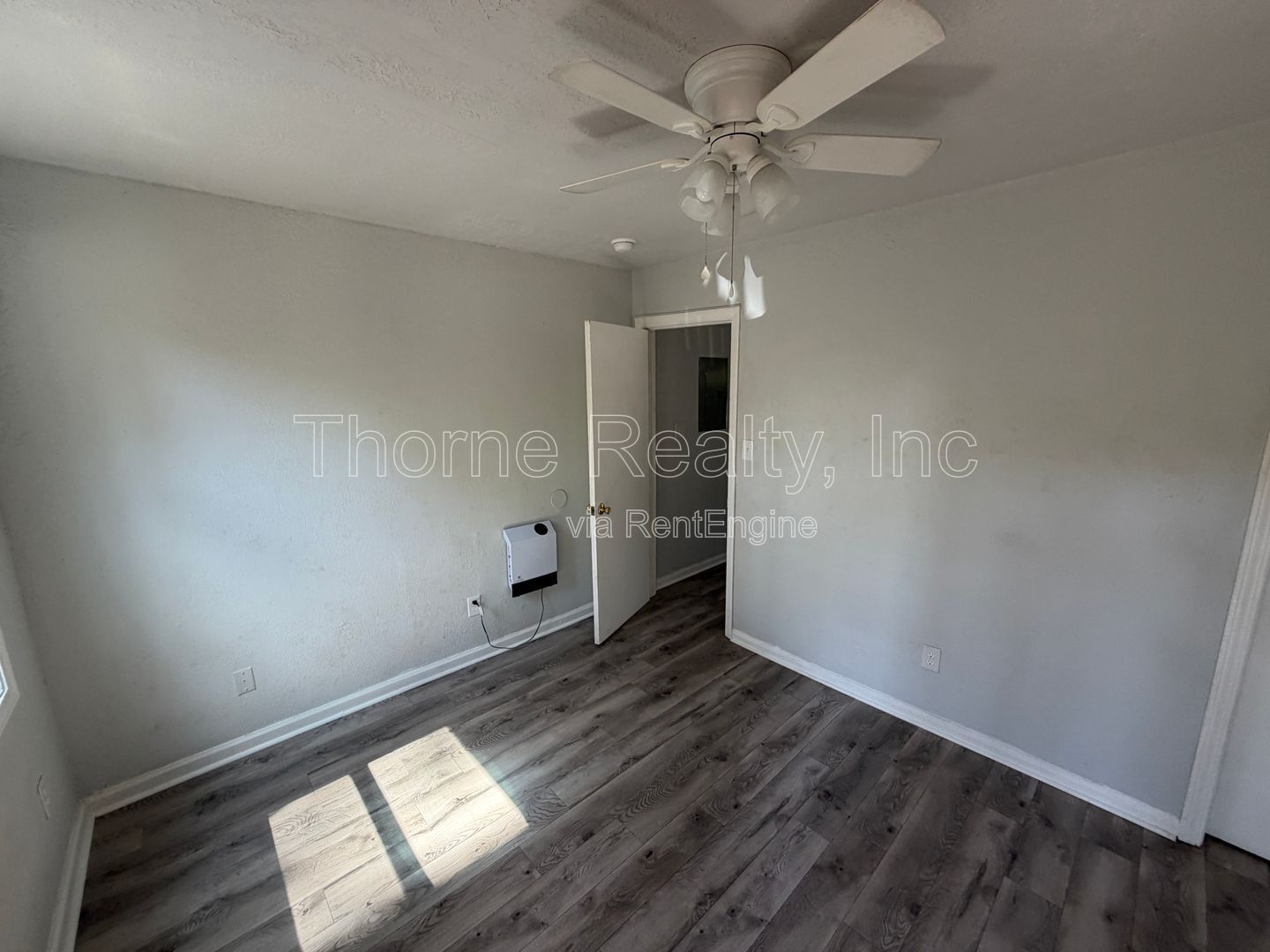 1 Bedroom Downstairs Apartment - FRESHLY PAINTED & UPDATED ** RENT SPECIAL $100 off first month's rent** property image