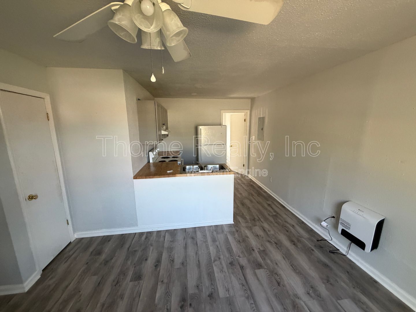 1 Bedroom Downstairs Apartment - FRESHLY PAINTED & UPDATED ** RENT SPECIAL $100 off first month's rent** property image
