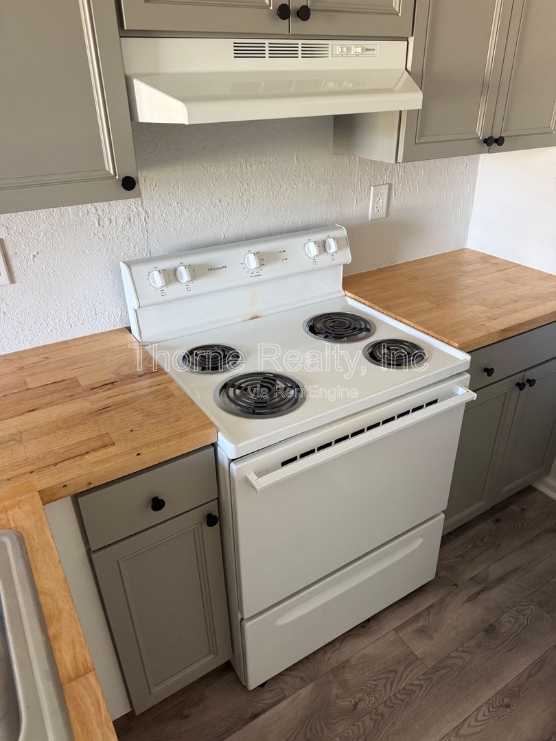 1 Bedroom Downstairs Apartment - FRESHLY PAINTED & UPDATED ** RENT SPECIAL $100 off first month's rent** property image