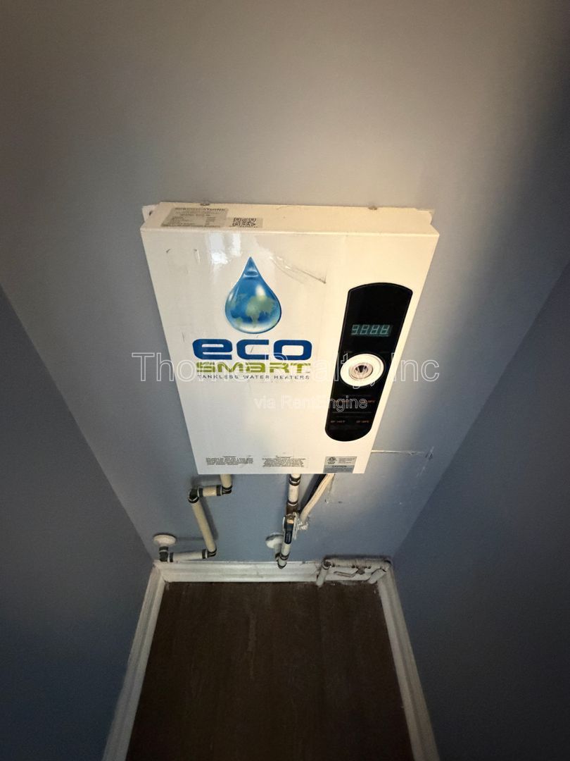 1 Bedroom Renovated Apartment **MOVE IN SPECIAL: $100 OFF FIRST MONTHS RENT** property image