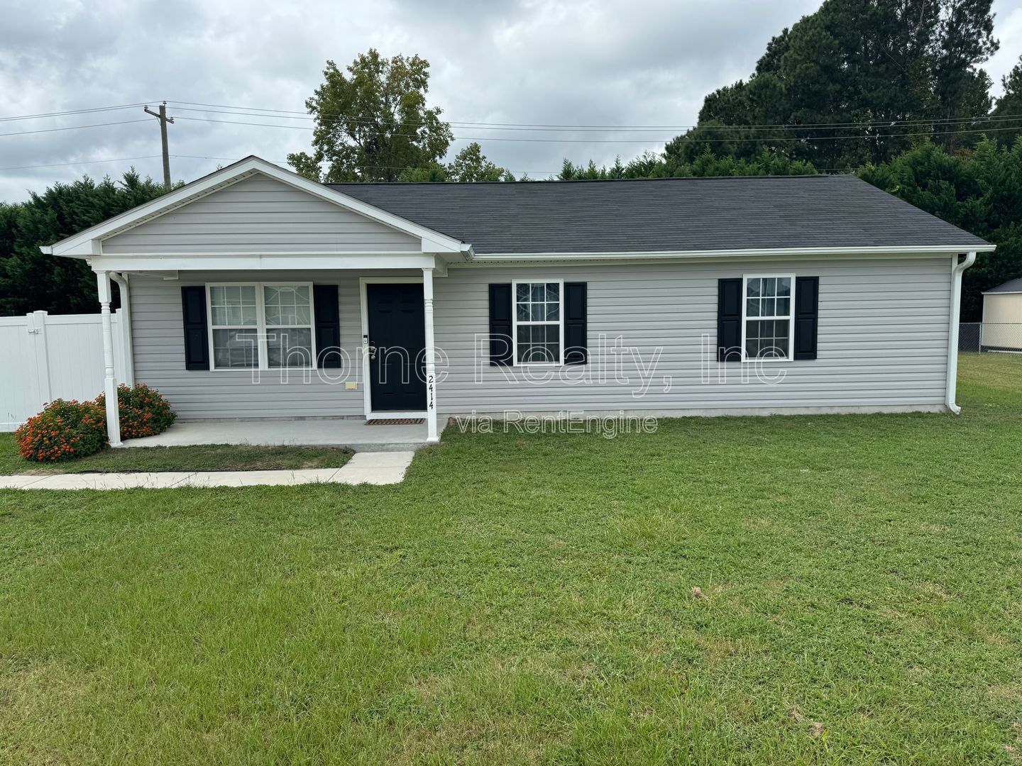 3 Bedroom House - Fenced Yard, Updated kitchen and baths property image