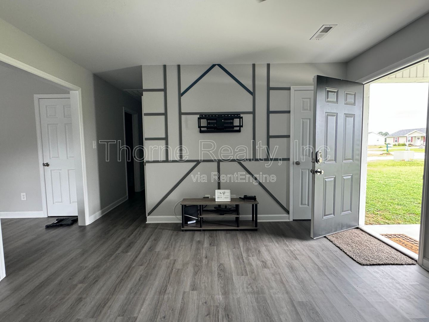 3 Bedroom House - Fenced Yard, Updated kitchen and baths property image
