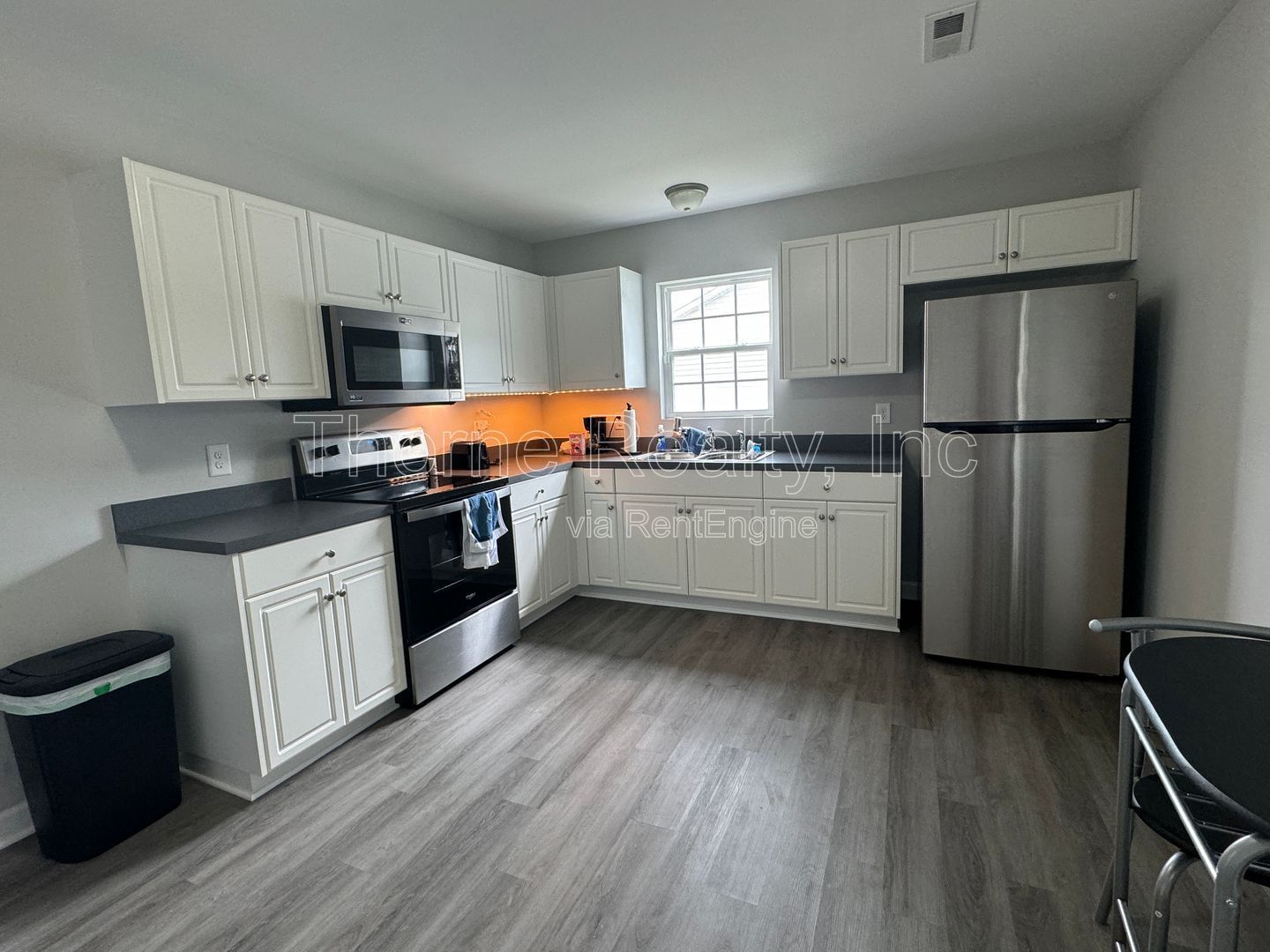 3 Bedroom House - Fenced Yard, Updated kitchen and baths property image