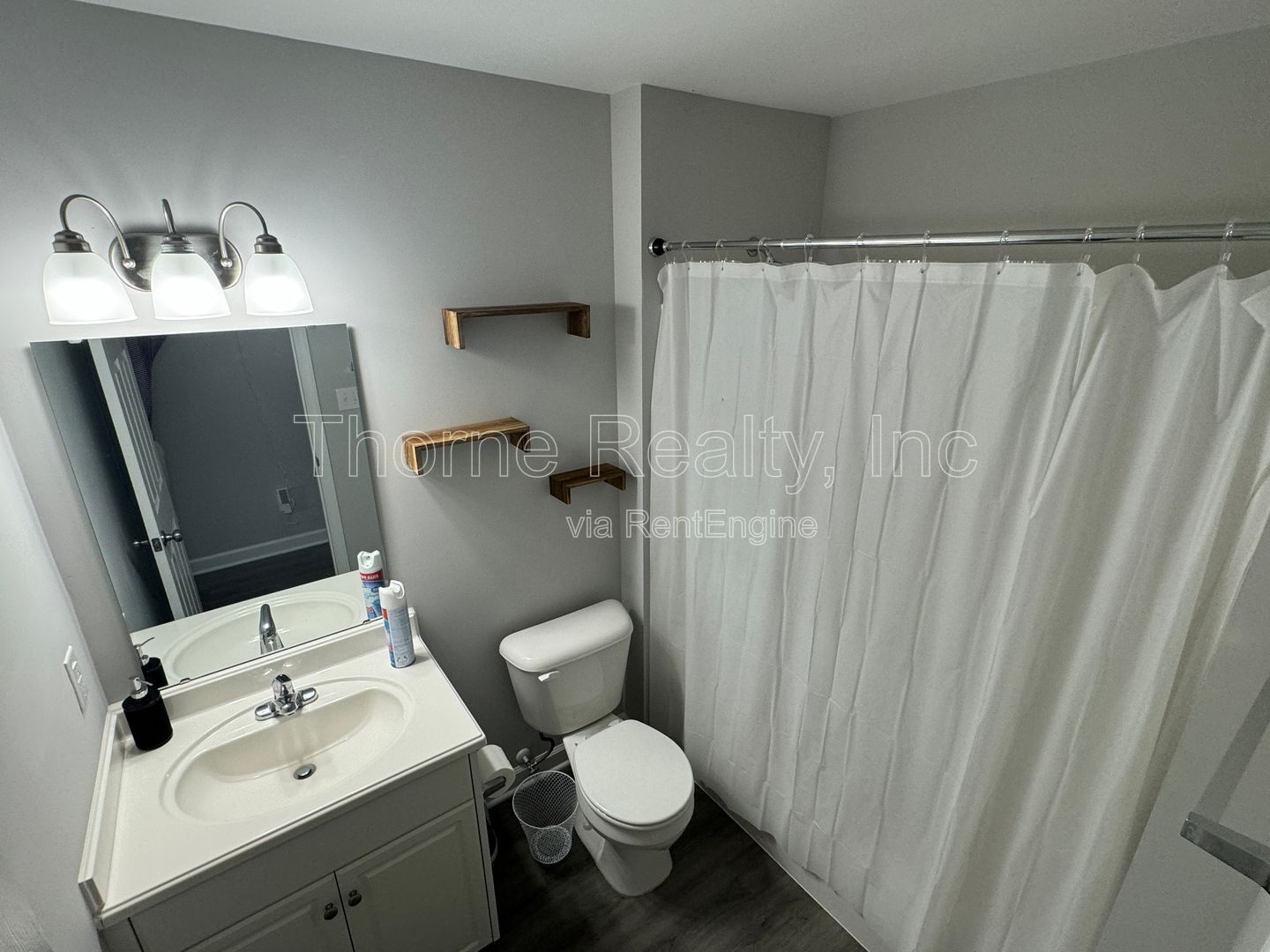 3 Bedroom House - Fenced Yard, Updated kitchen and baths property image