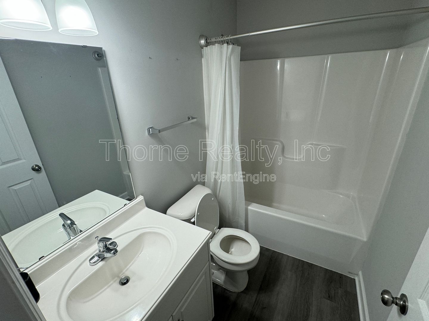 3 Bedroom House - Fenced Yard, Updated kitchen and baths property image