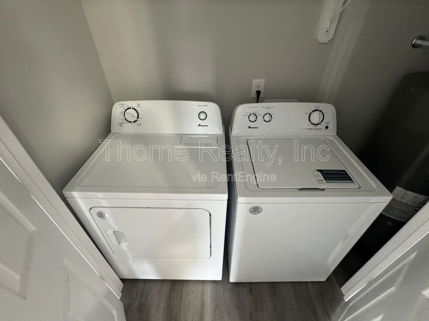 3 Bedroom House - Fenced Yard, Updated kitchen and baths property image