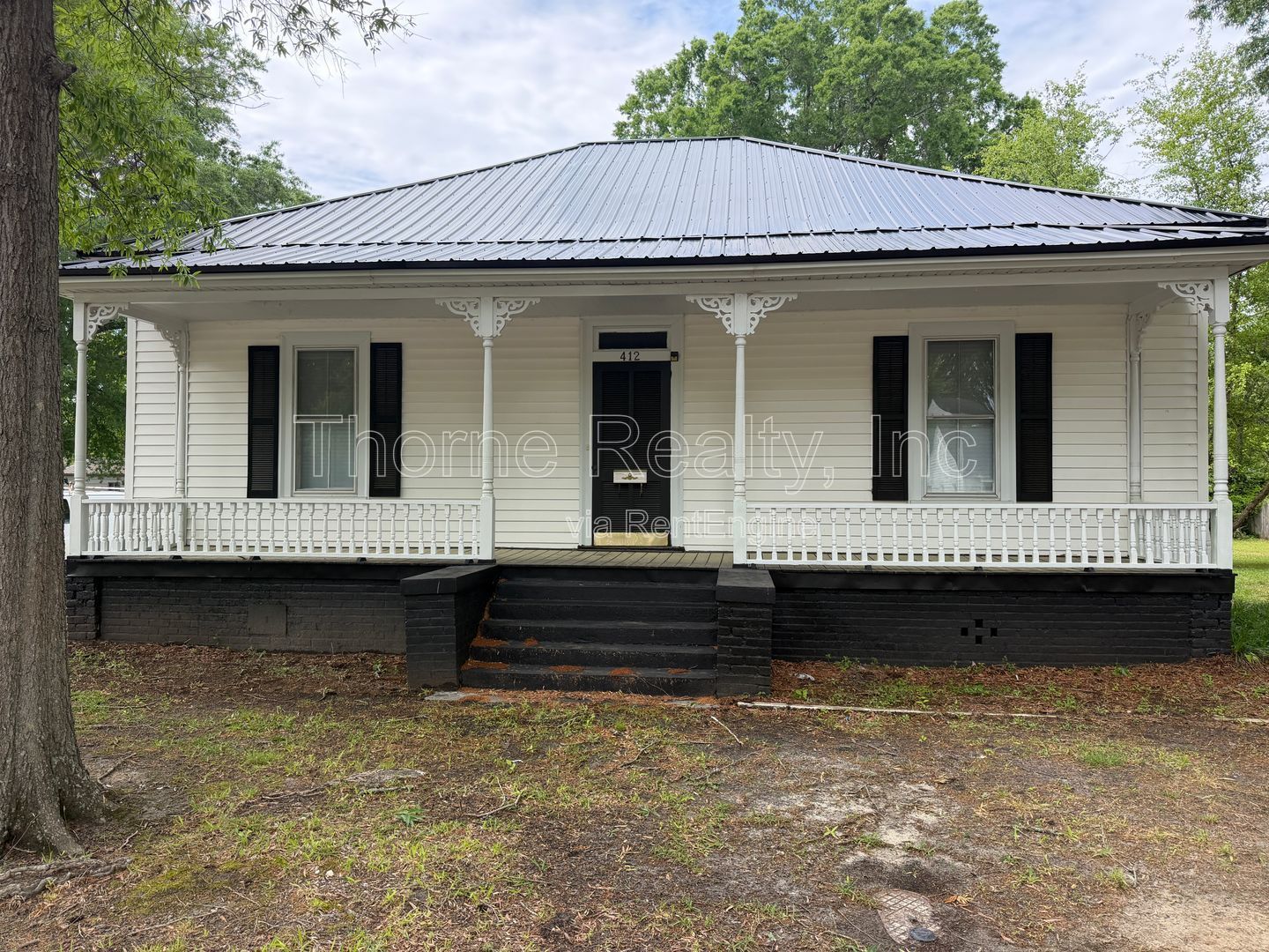 3 Bedroom Home - Soaring Ceilings, Hardwood floors, Renovated ktchen and baths! property image