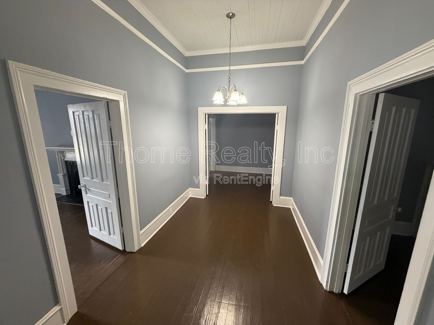 3 Bedroom Home - Soaring Ceilings, Hardwood floors, Renovated ktchen and baths! property image