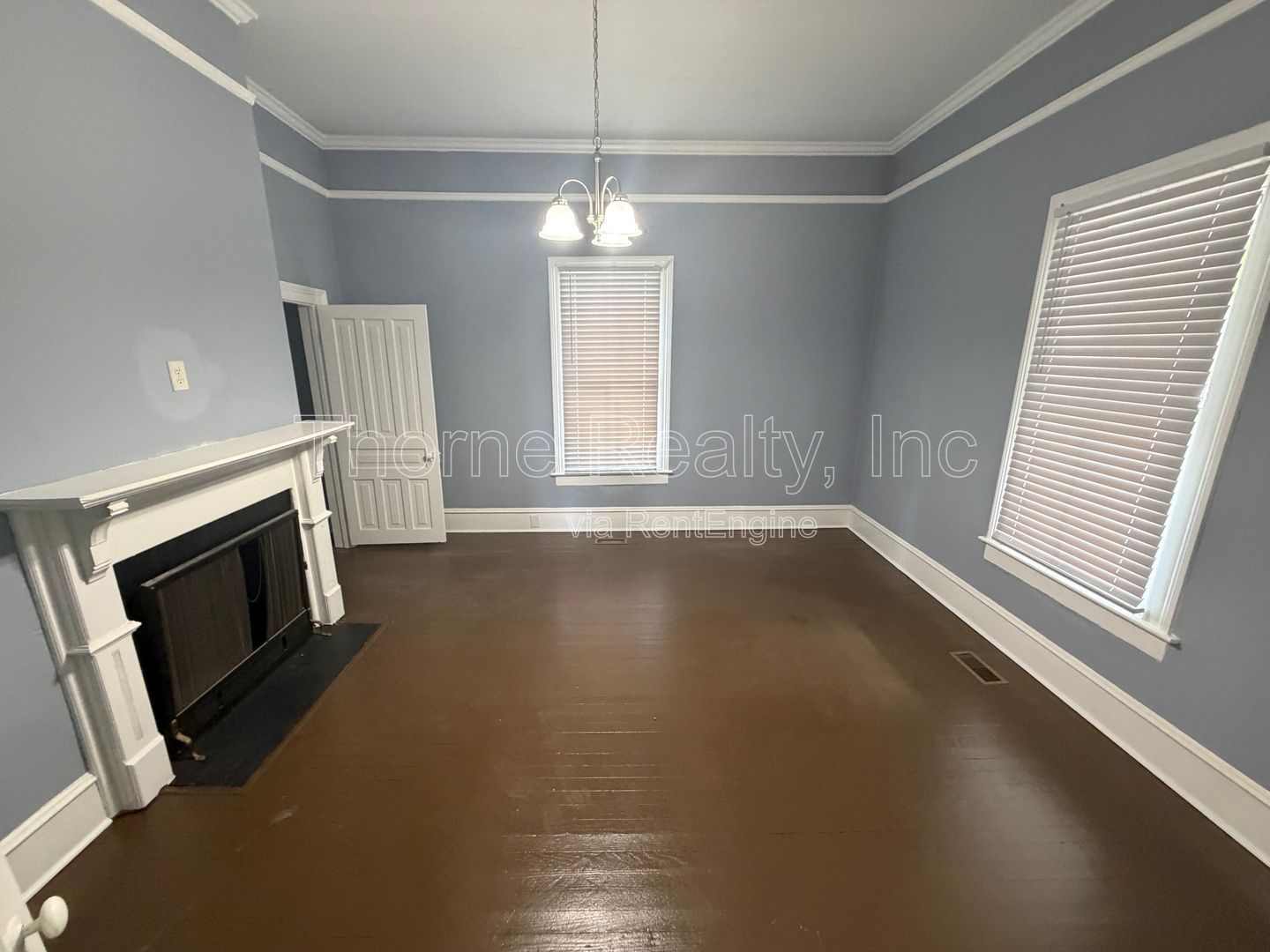 3 Bedroom Home - Soaring Ceilings, Hardwood floors, Renovated ktchen and baths! property image