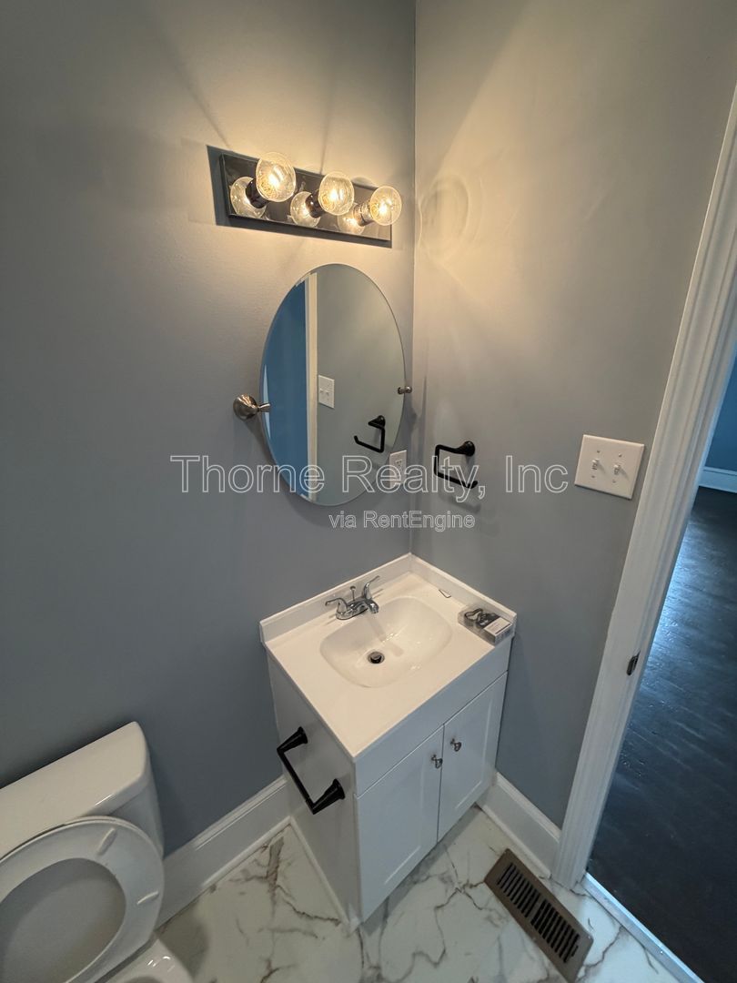 3 Bedroom Home - Soaring Ceilings, Hardwood floors, Renovated ktchen and baths! property image