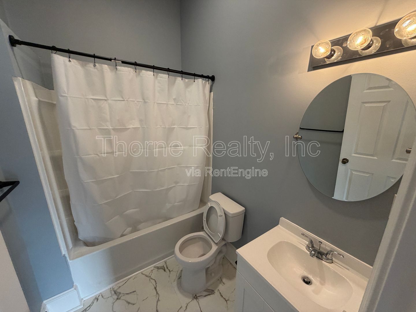 3 Bedroom Home - Soaring Ceilings, Hardwood floors, Renovated ktchen and baths! property image