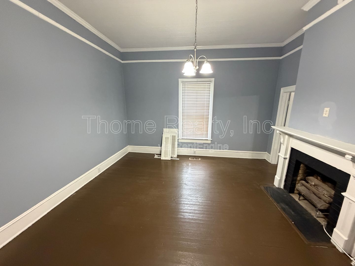 3 Bedroom Home - Soaring Ceilings, Hardwood floors, Renovated ktchen and baths! property image