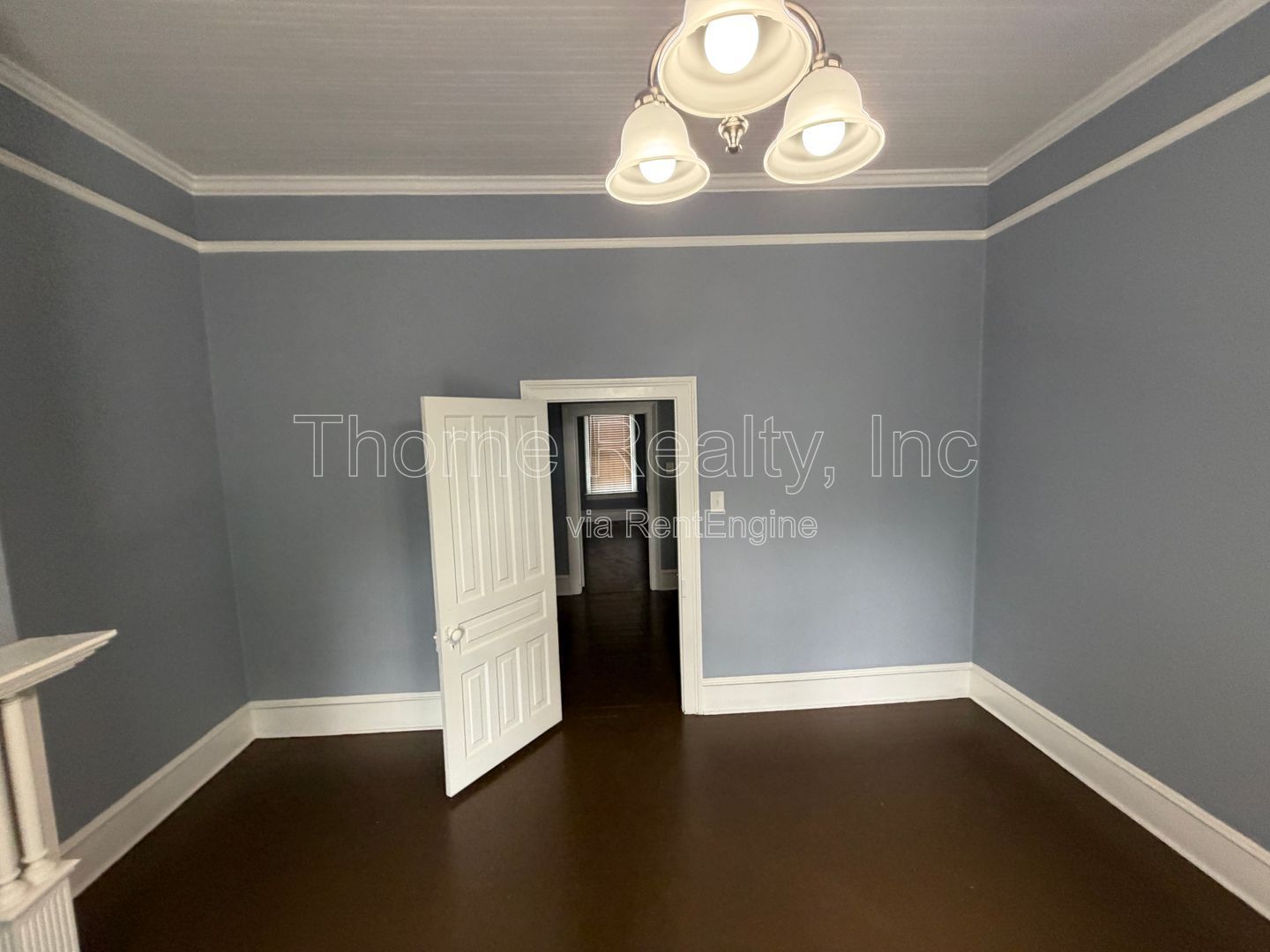 3 Bedroom Home - Soaring Ceilings, Hardwood floors, Renovated ktchen and baths! property image