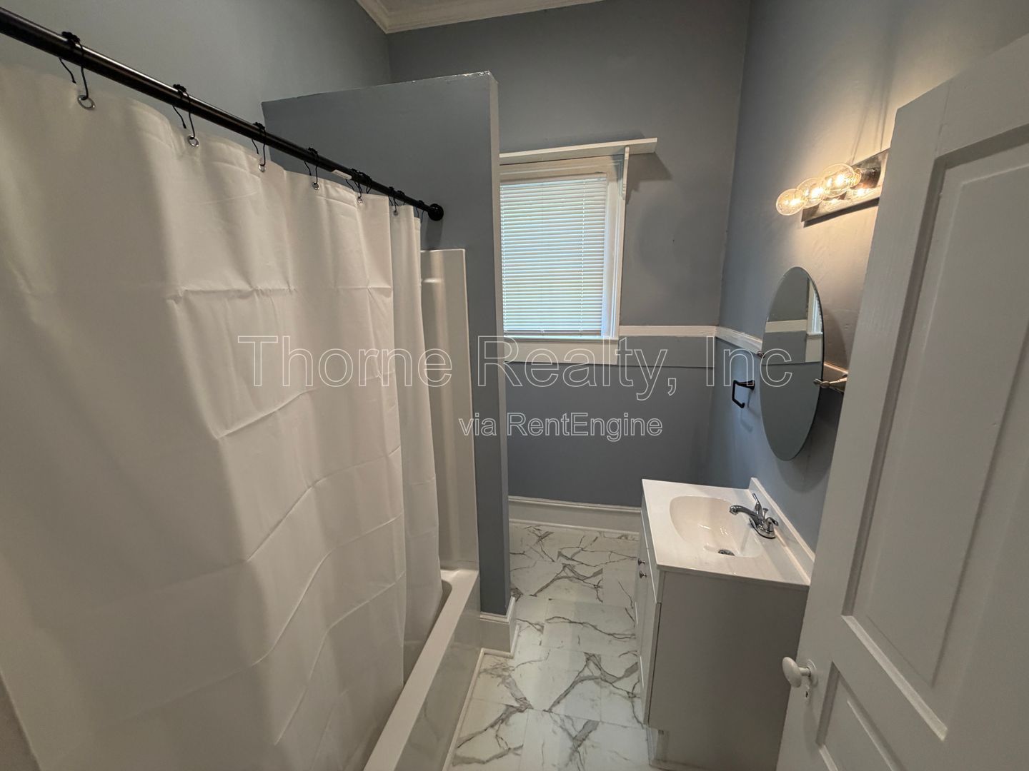 3 Bedroom Home - Soaring Ceilings, Hardwood floors, Renovated ktchen and baths! property image