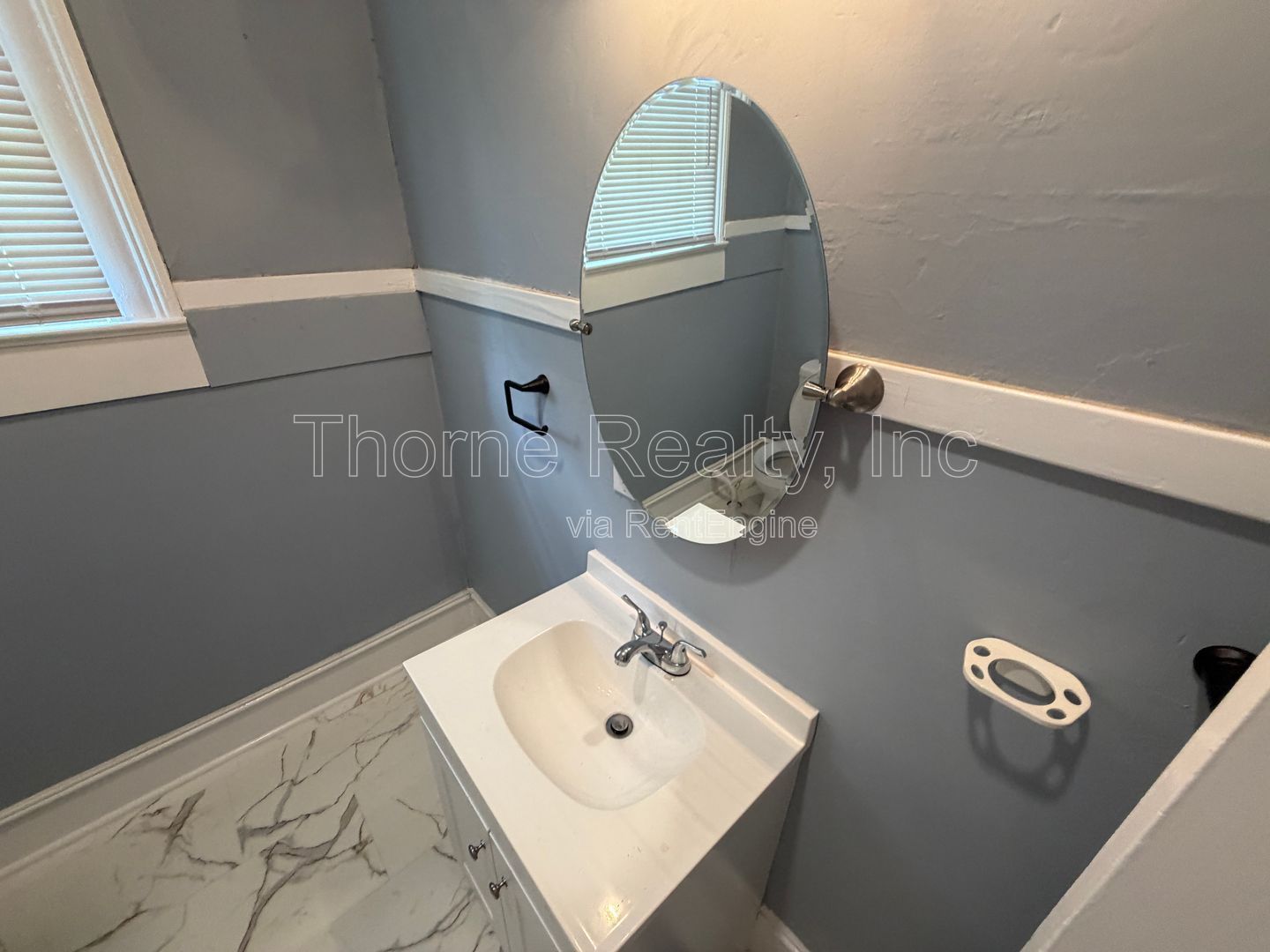 3 Bedroom Home - Soaring Ceilings, Hardwood floors, Renovated ktchen and baths! property image