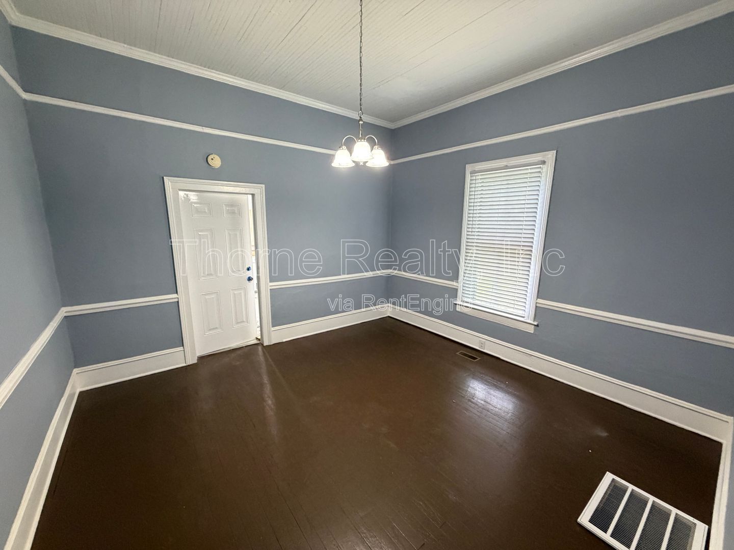 3 Bedroom Home - Soaring Ceilings, Hardwood floors, Renovated ktchen and baths! property image