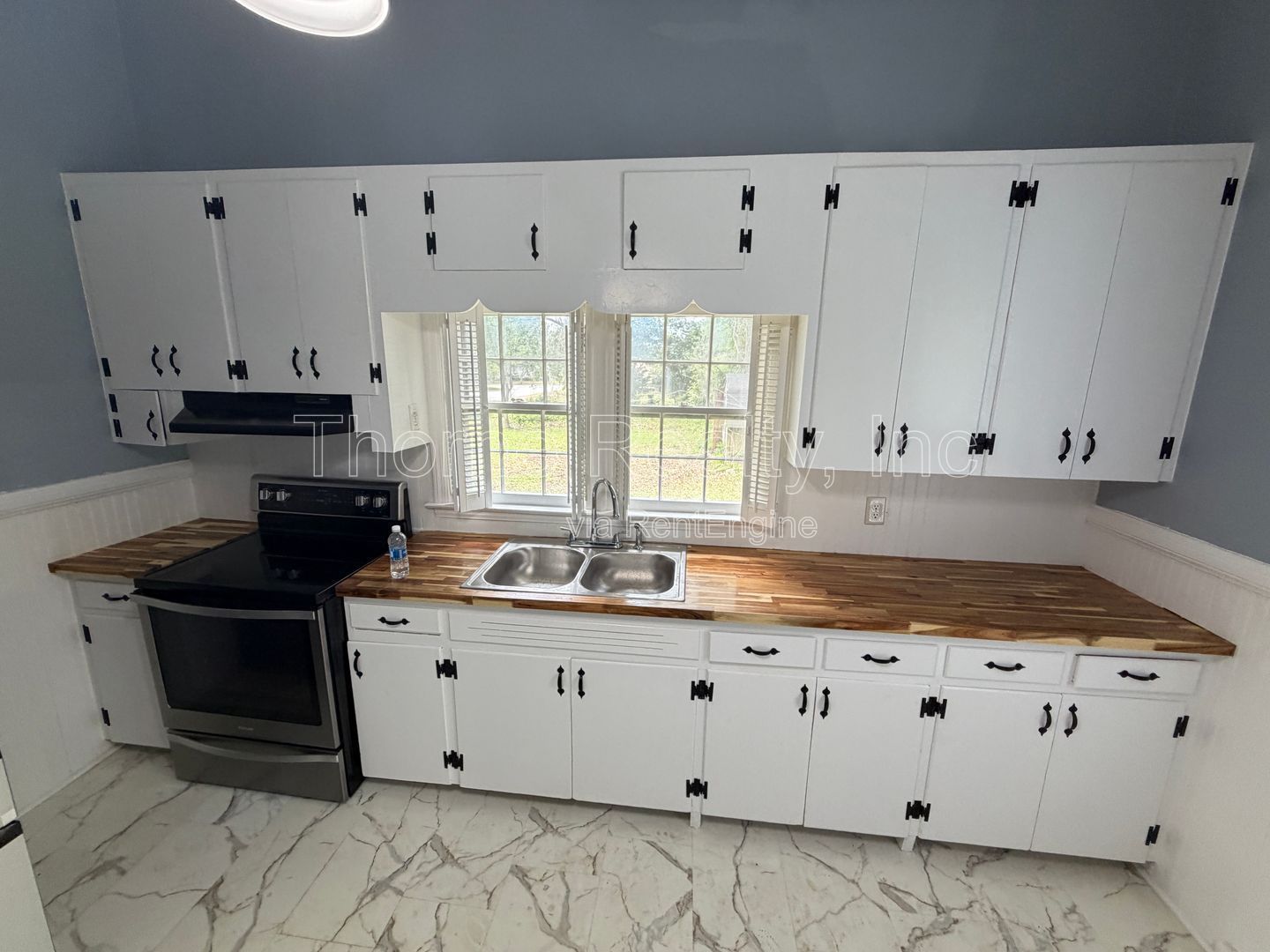 3 Bedroom Home - Soaring Ceilings, Hardwood floors, Renovated ktchen and baths! property image