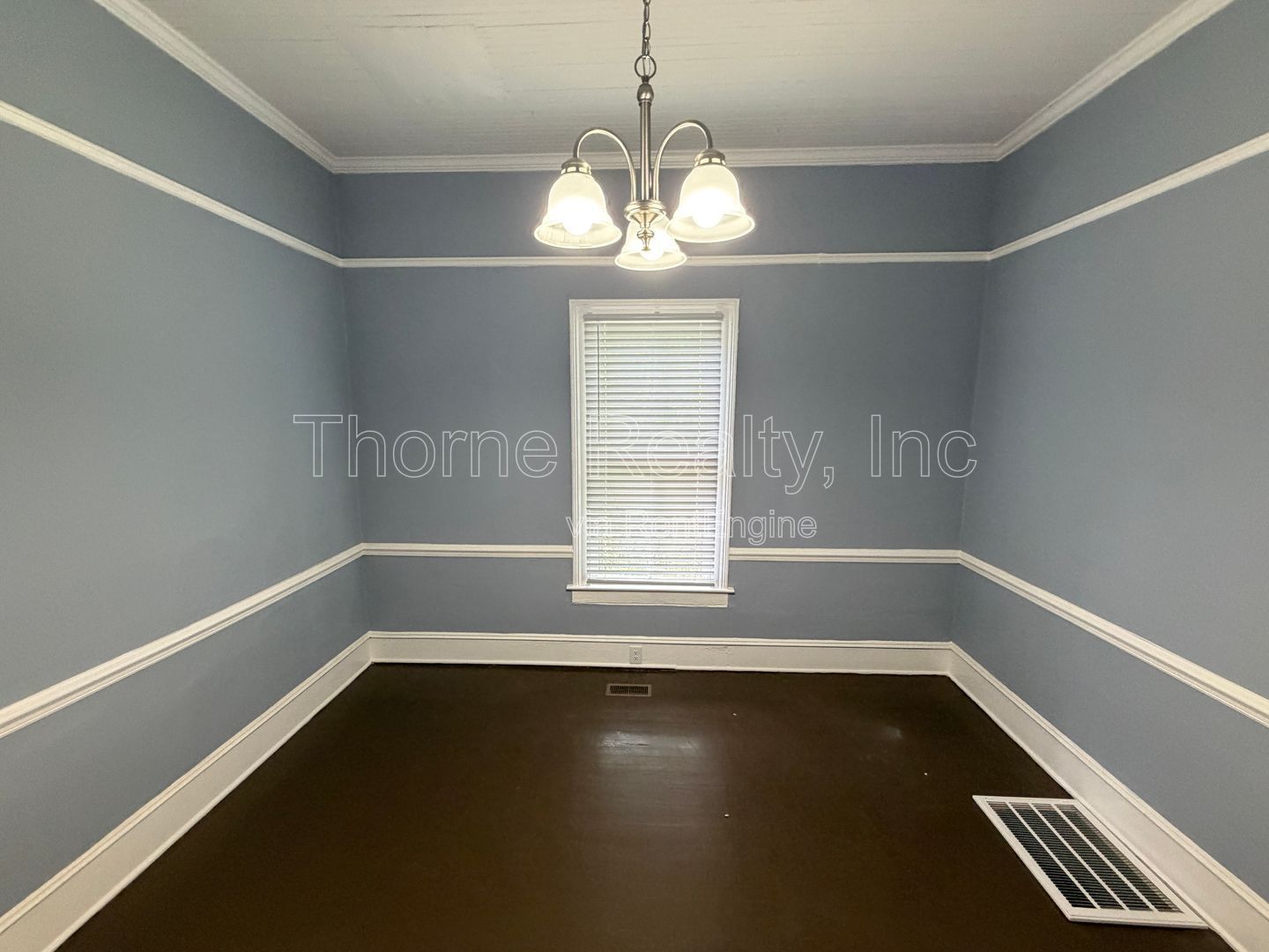 3 Bedroom Home - Soaring Ceilings, Hardwood floors, Renovated ktchen and baths! property image