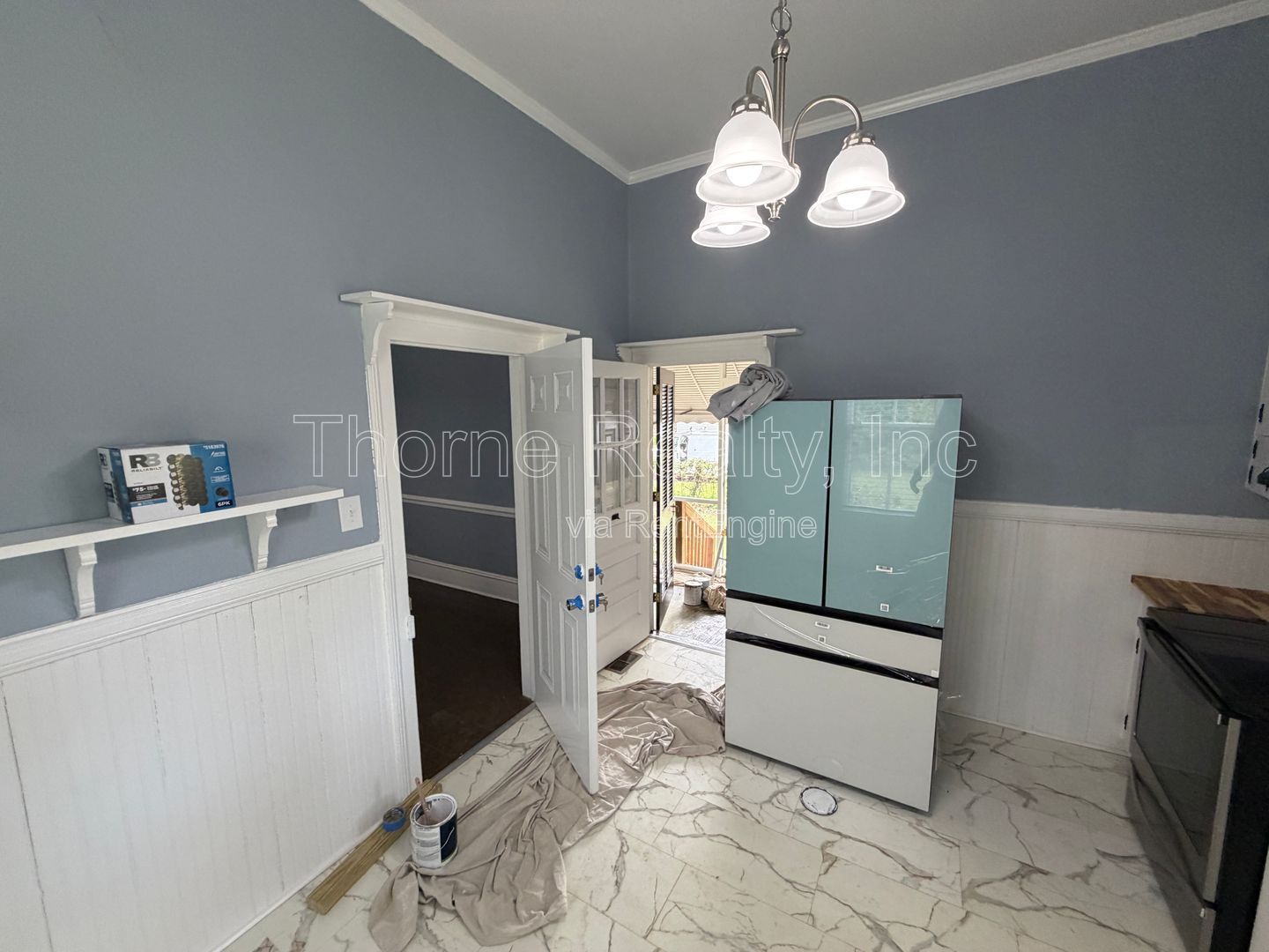 3 Bedroom Home - Soaring Ceilings, Hardwood floors, Renovated ktchen and baths! property image