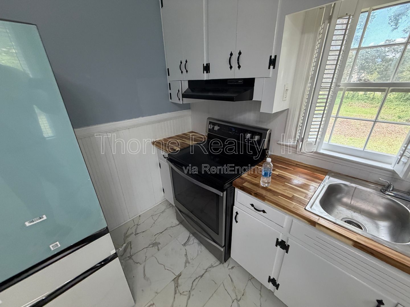 3 Bedroom Home - Soaring Ceilings, Hardwood floors, Renovated ktchen and baths! property image