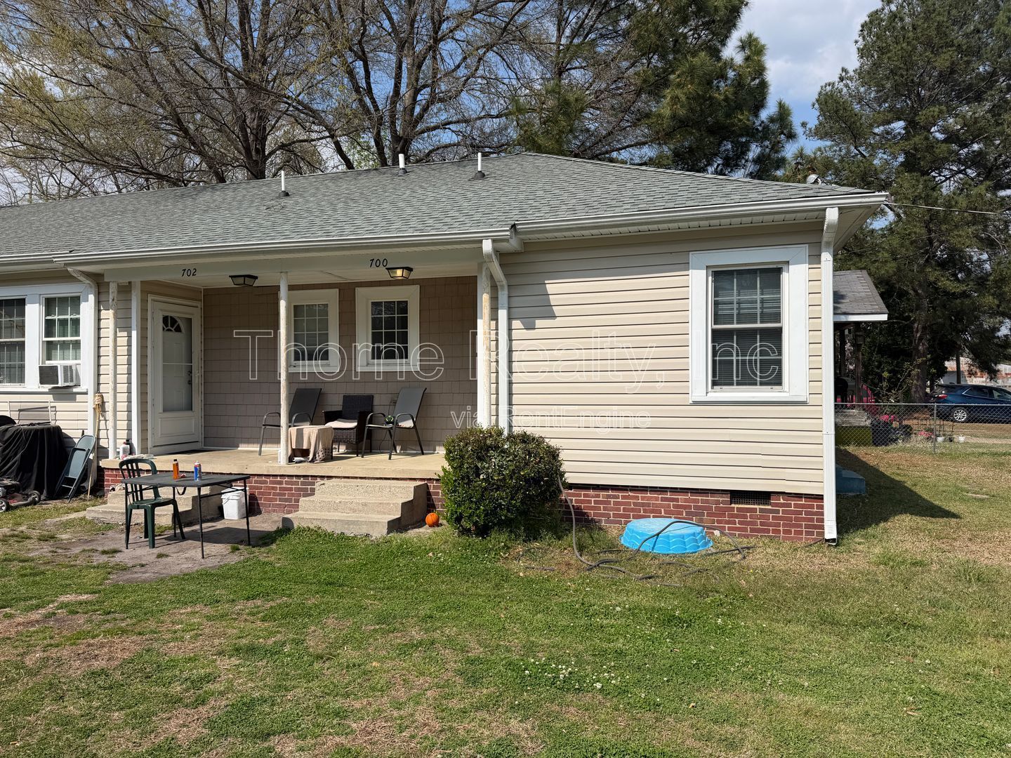 1 Bedroom Apartment - End Unit Near Park  **MOVE IN SPECIAL: $100 OFF FIRST MONTHS RENT** property image