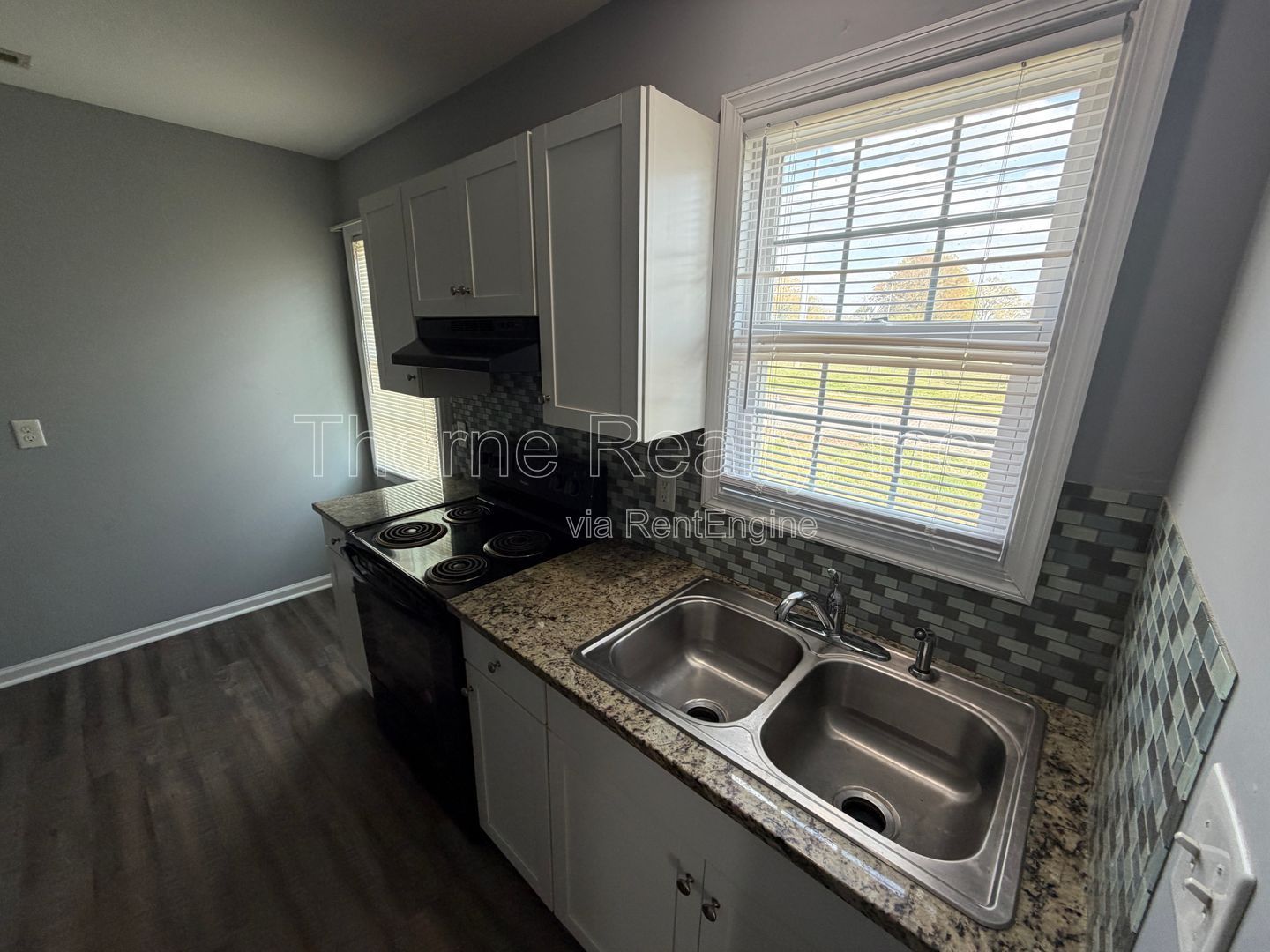 1 Bedroom Apartment - End Unit Near Park  **MOVE IN SPECIAL: $100 OFF FIRST MONTHS RENT** property image