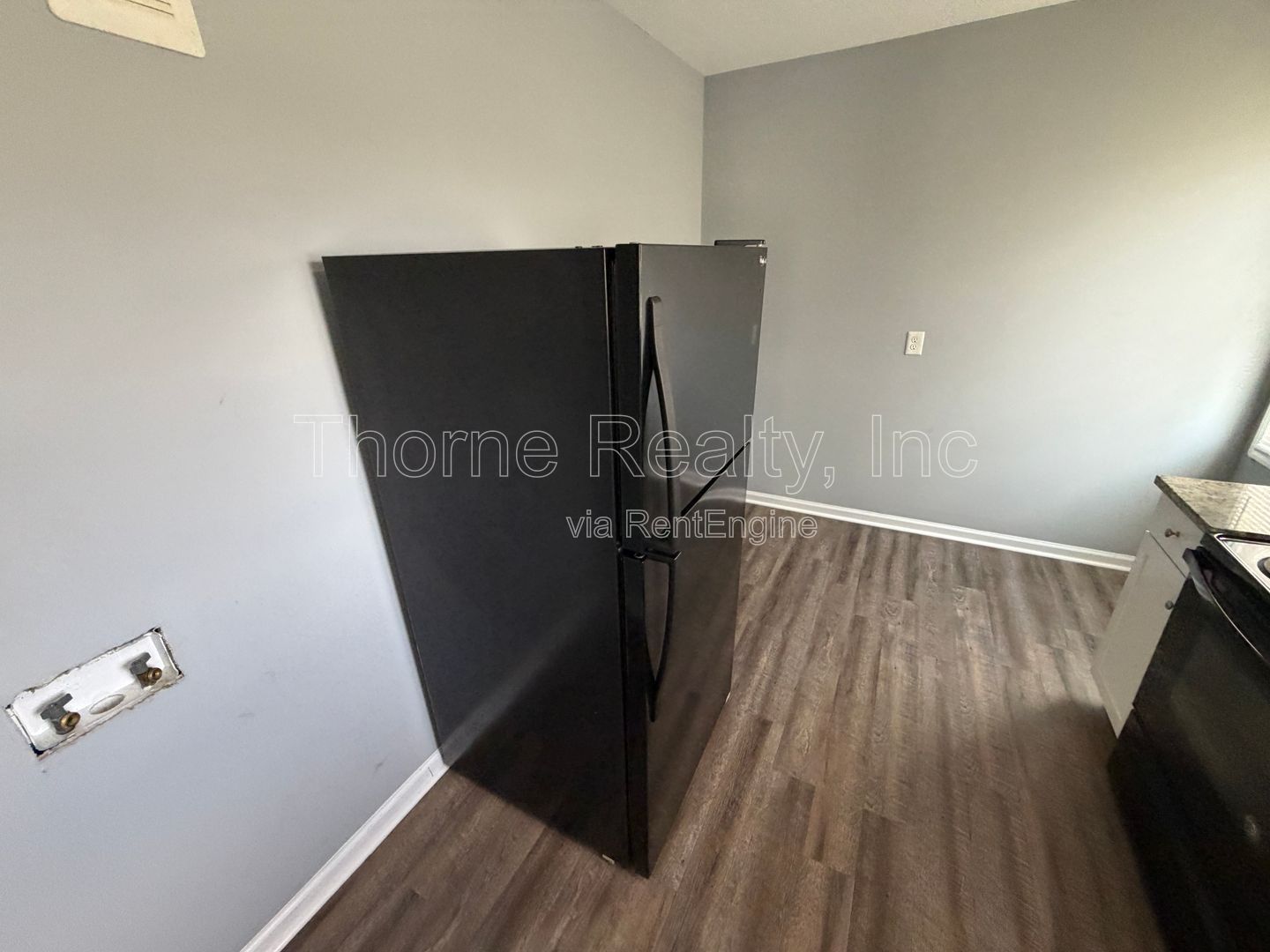 1 Bedroom Apartment - End Unit Near Park  **MOVE IN SPECIAL: $100 OFF FIRST MONTHS RENT** property image