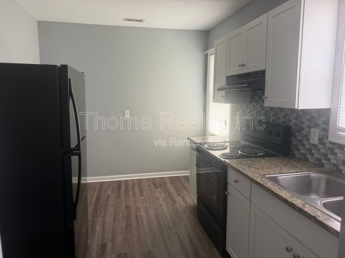 1 Bedroom Apartment - End Unit Near Park  **MOVE IN SPECIAL: $100 OFF FIRST MONTHS RENT** property image