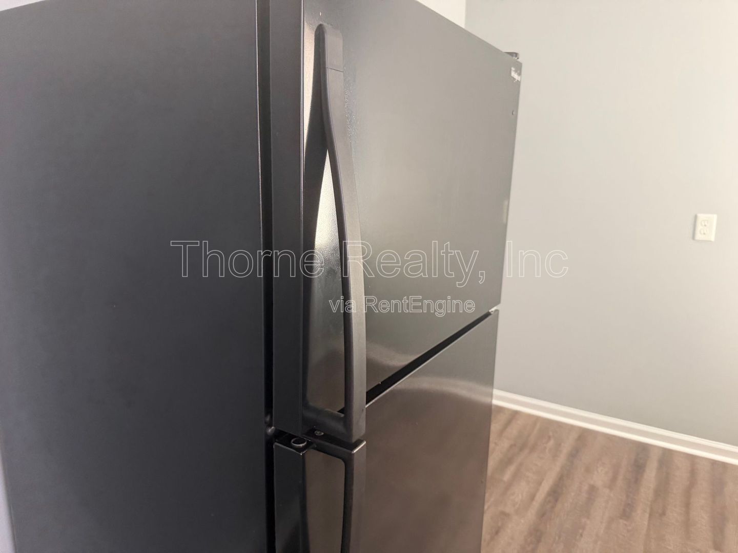 1 Bedroom Apartment - End Unit Near Park  **MOVE IN SPECIAL: $100 OFF FIRST MONTHS RENT** property image